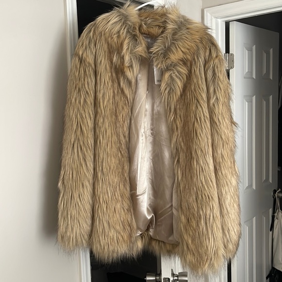 NWT Blonde Faux Fur Coat💕 - Picture 4 of 11
